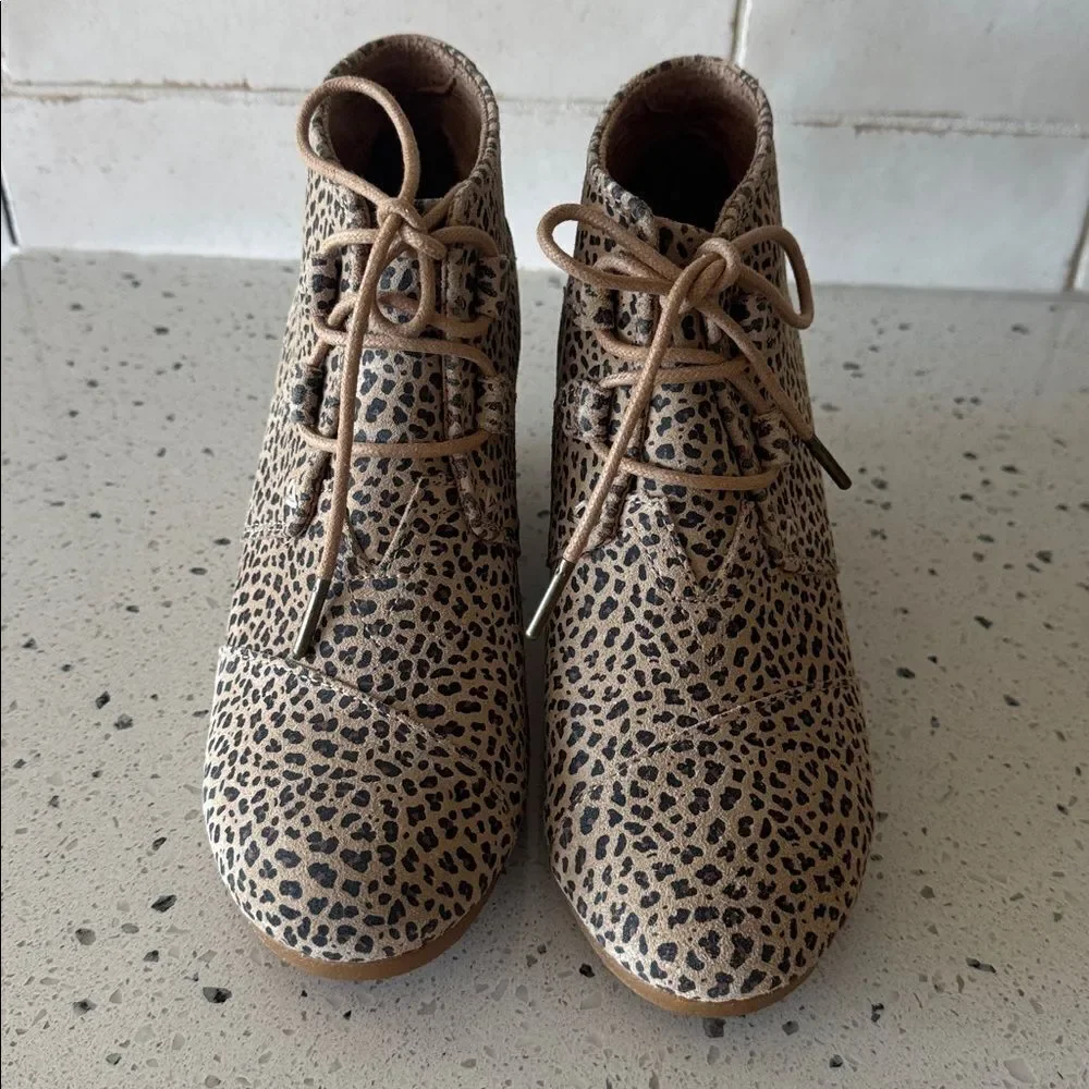 Toms KALA Tan Black Mini Cheetah Animal Print Suede Wedge Ankle Bootie Size 8.5